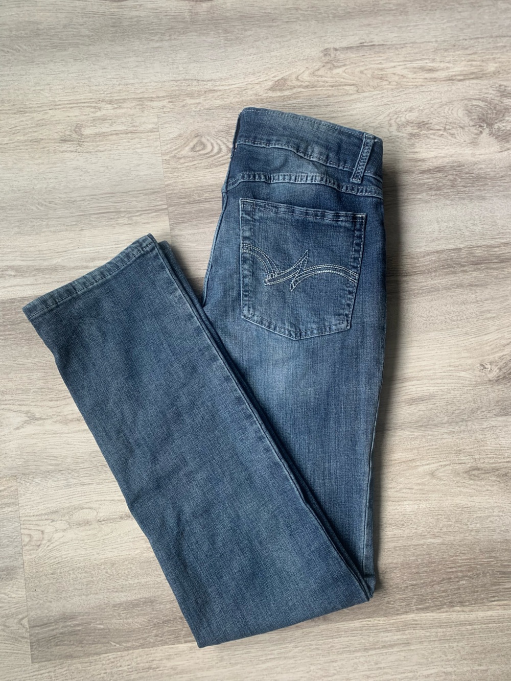 ✨Like New! Wrangler Essential Mid-Rise Straight Leg Jeans MS Wash Size 9x34